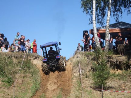 Víkendové akce na Písecku: Svatý hřeb v Milevsku i Traktorrace v Křenovicích
