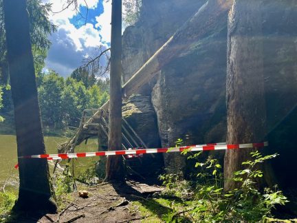 Pád stromu poškodil lávku u Bechyně. Turisté musí trasu kolem Lužnice obejít po nové stezce