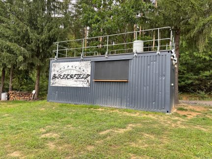 Hluk, černá stavba a stížnosti. O motokrosové dráze v Chotovinách rozhodnou úřady