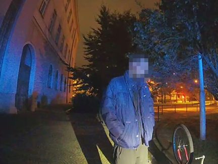 Vypadal, že opravuje v centru Budějovic kolo. Zloděj přitom zprovozňoval kradený bicykl