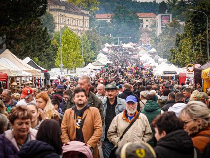 Václavská pouť očima návštěvníků: sladkosti, adrenalin i plné ulice