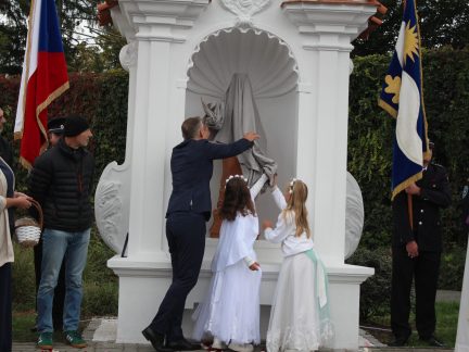 Do kapličky v Plané nad Lužnicí se vrátila socha svaté Barbory