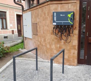 V Husových sadech v Jindřichově Hradci vzniklo nové nabíjecí místo pro cyklisty