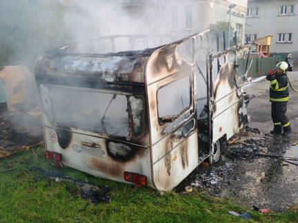 Na parkovišti ve Vodňanech shořel karavan, na Jindřichohradecku auto. Popálený muž skončil v nemocnici