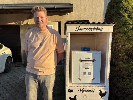 Budka z palubek se změnila ve vejcomat. Vajíčka mizí rychleji, než slepice stíhají snášet