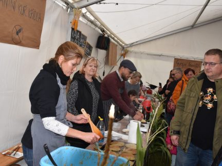 VIDEO: Jídlobraní přilákalo na kovářovskou náves stovky labužníků