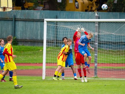 Fotbal: Deset ran v podzámčí! Starší dorost Krumlova zničil Strakonice 8:2