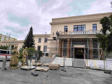 Ani do konce září se práce na milevském domě kultury nestihly