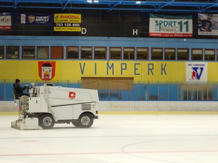 Zimním stadionem ve Vimperku krouží nová rolba