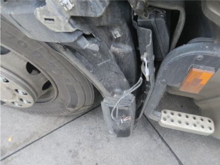 Na dálnici D3 způsobil řidič Peugeotu nehodu, pak ujel. Policie hledá svědky
