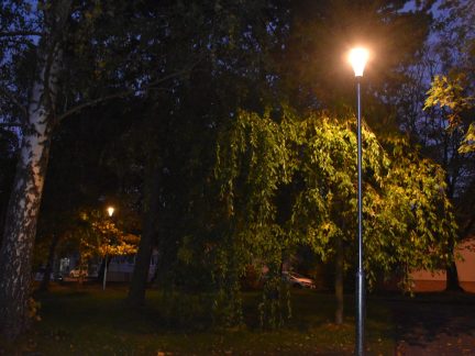 Park na Tyršově náměstí v Milevsku osvětlují nové lampy. Lidé tu pečují o pomník rudoarmějcům