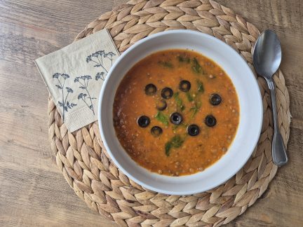 DOBROTY: Rajčatová polévka s čočkou a olivami