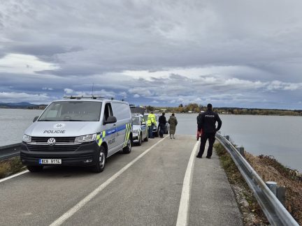 V autě, které potápěči vytáhli z Lipna, byly ostatky dvou mužů