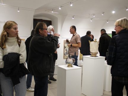 Barvou a hlínou. V plánské Galerii Fara vystavují Irena a Otakar Novákovi