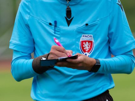 Fotbal: Napříč 7. ligou létaly karty. Čtyři vyloučení ve Vacově, tři v Chelčicích
