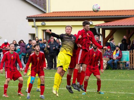 Fotbal: Bitva o trůn 6. ligy bez gólů. Zlatá Koruna dál vládne, Prachatice drží krok