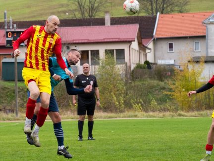 Fotbal: Lídr z Černého Dubu trestal chyby. Chvalšiny zlomil Ďuricův hattrick