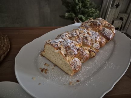 DOBROTY: Vláčná mandlová vánočka z tvarohu