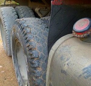 Zůstaly na suchu. Zloděj v Malšicích odčerpal naftu ze tří nákladních aut