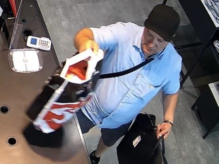 V souvislosti se zneužitím platební karty v Krumlově policie pátrá po dvou mužích