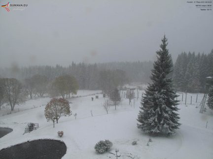 Na Šumavě sněží. Podle meteorologů může napadnout až 20 centimetrů mokrého sněhu