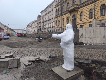 Z rekonstruovaného strakonického náměstí zmizela socha dudáka