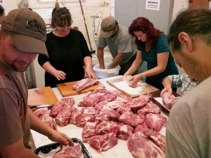 Slavnost plná vůní a chutí. V Česticích se uskuteční tradiční Uzenobraní