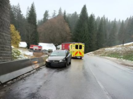 AKTUALIZOVÁNO: Nehoda dvou vozidel uzavřela silnici u Kubovy Hutě