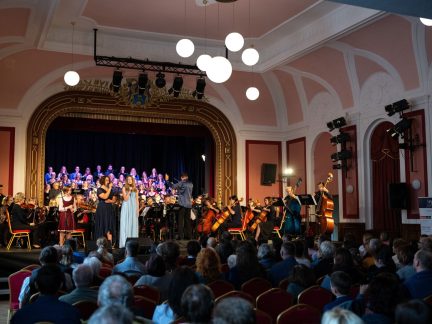 Táborské kino Svět rozezní hity světového popu se středoškolským sborem