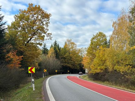 Řidiči, pozor! U chýnovského viaduktu je chybné značení, šipky někdo zřejmě schválně otočil