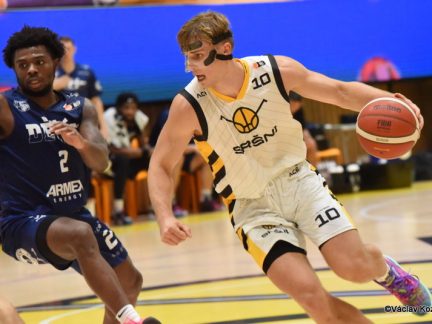 VIDEO: Sršni vyválčili bojovností ve druhé půli s Děčínem výhru