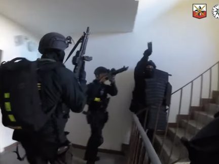 VIDEO: Muž v bytě na budějovickém sídlišti vyhrožoval, že se zastřelí. Měl u sebe samopal