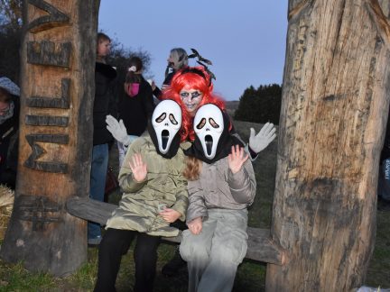 Milevské Strašidýlkování u fotopointu vylákalo rodiče s dětmi nad město