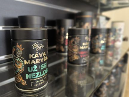 Vůně kávy a černý smysl pro humor z Tábora dobývá Česko. Fixi Coffee praží kávu, která vás potěší i pobavíývá Česko. Fixi Coffee praží kávu, která vás potěší i pobaví