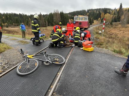 Požár a srážka drážního vozidla s německými cyklisty. U Stožce se konalo velké česko-německé cvičení