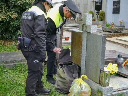 Hlídky budějovické městské policie dohlíží na hřbitovy, lampionový průvod uzavře centrum města
