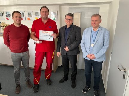 Medaili Za hrdinství převzali od prezidenta republiky Martin Černý z Nemocnice Tábor a jeho syn Jakub