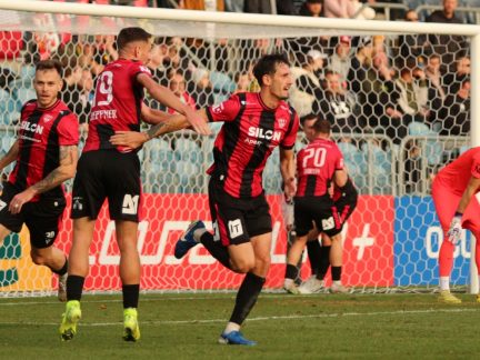 Táborsko zakulatilo počet neprohraných zápasů na deset. V Opavě dotáhlo proti deseti dvoubrankové manko