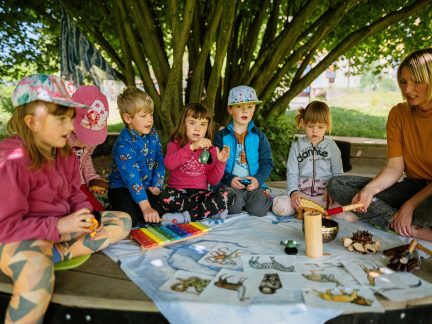 Jihočeská univerzita jako první v České republice nabídne budoucím pedagogům předmět o venkovní výuce v mateřinkách