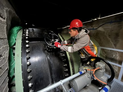 V Temelíně vyměnili největší uzávěr vody a připravují se na rozsáhlou modernizaci chladicích věží