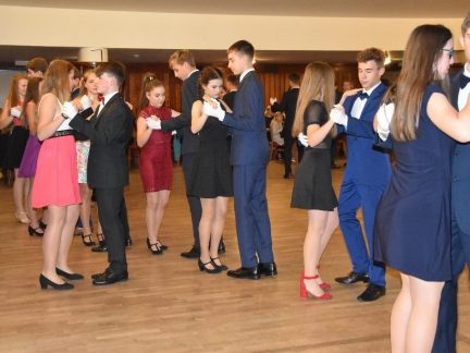 Taneční jsou stále v kurzu. Kurzy pro dospělé i mládež hlásí plno