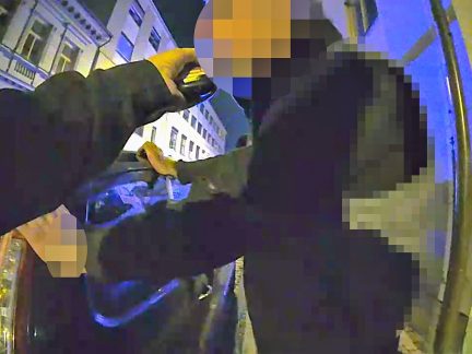 Řidič s víc než dvěma promile jel po Budějovicích v autě bez rozsvícených světel a v protisměru