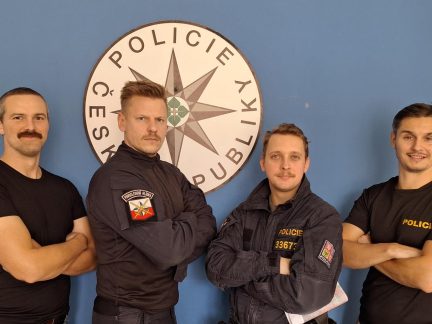 Policisté z Jindřichova Hradce si nechávají narůst kníry. Podporují Movember