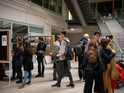 Laboratoř nebo ateliér? Jihočeská univerzita otevřela výstavu, kde se věda potkává s uměním