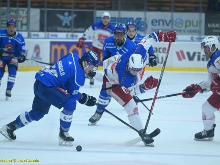 VIDEO: Kohouti sehráli s Porubou další vyrovnanou bitvu. Rozhodnutí přišlo po faulu brankáře