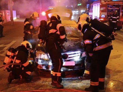 Řidiči v Budějovicích začalo za jízdy hořet auto