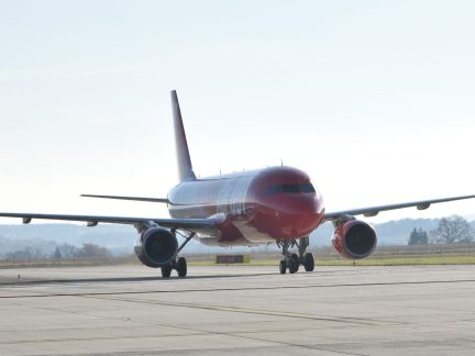 VIDEO: Na českobudějovickém letišti přistál letoun nového dopravního partnera