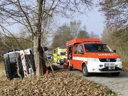 U Horního Dvořiště havaroval popelářský vůz, zranili se dva muži