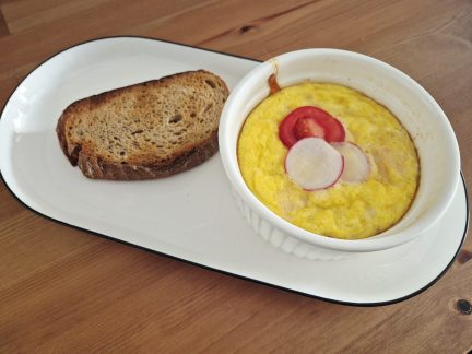 DOBROTY: Pečená vajíčka se šunkou a parmezánem