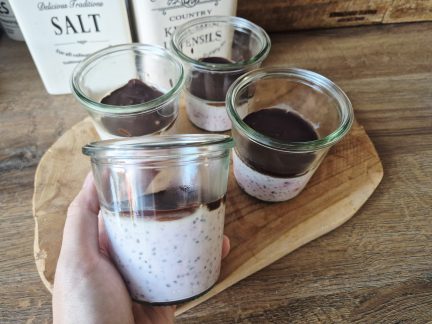 DOBROTY: Ovocné jogurty s chia semínky a čokoládou